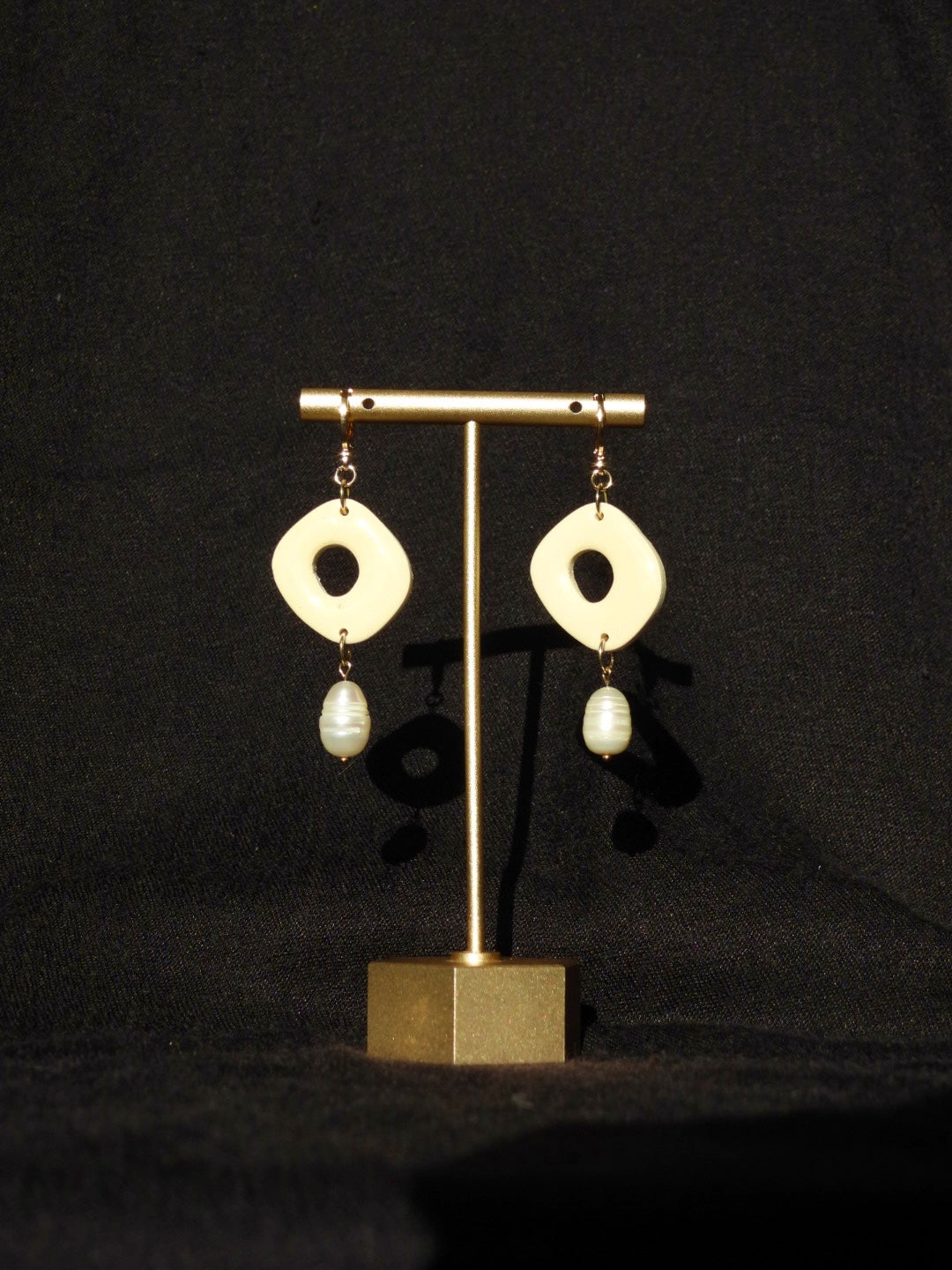 pebble & pearl earring